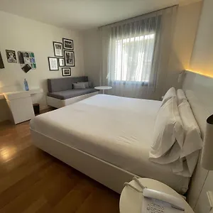 https://pol-grace-hotel.topbarcelonahotels.com
